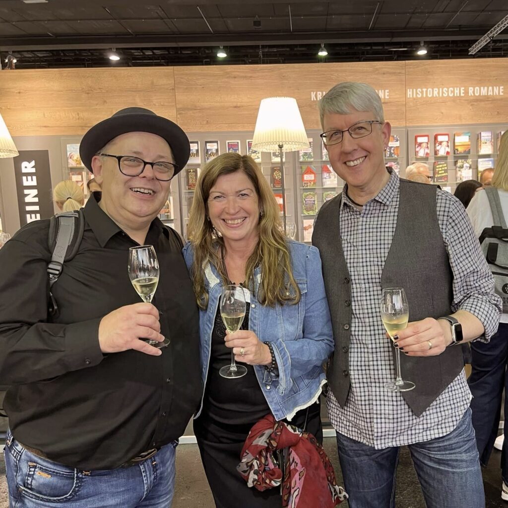 Andreas Schmidt (li.), Claudia Senghaas (mi.) und Thomas Roth-Berghofer (vom Autorenteam Alex Thomas, re.) vor dem Stand des Gmeiner-Verlags auf der Frankfurter Buchmesse 2023 (© Andreas Schmidt)